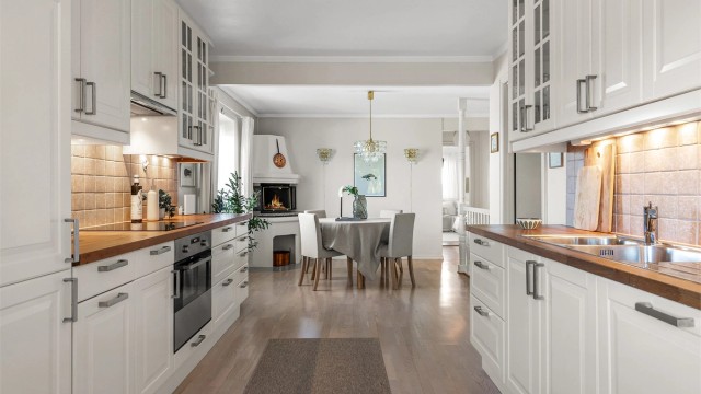 Integrert stekeovn, platetopp, oppvaskmaskin og kjøleskap med fryser. Ventilator i overskap som i tillegg driver mekanisk avtrekksventilasjon i boligen.