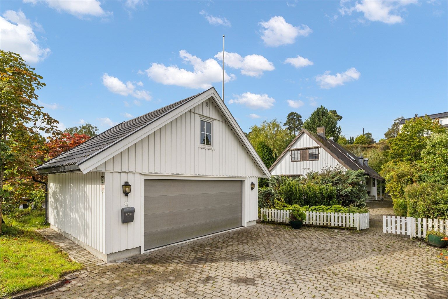 Velkommen til Rosendalsveien 17B - en romslig enebolig på stor tomt med dobbelgarasje (fra 2016).