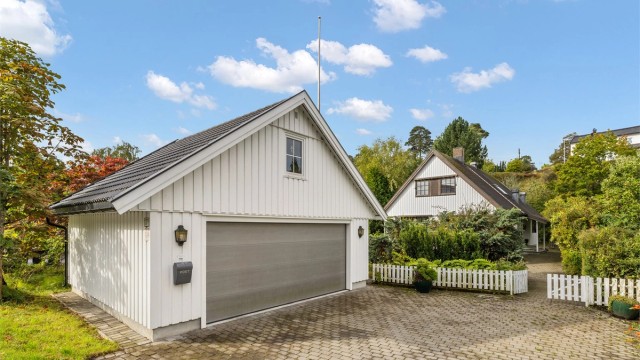 Velkommen til Rosendalsveien 17B - en romslig enebolig på stor tomt med dobbelgarasje (fra 2016).