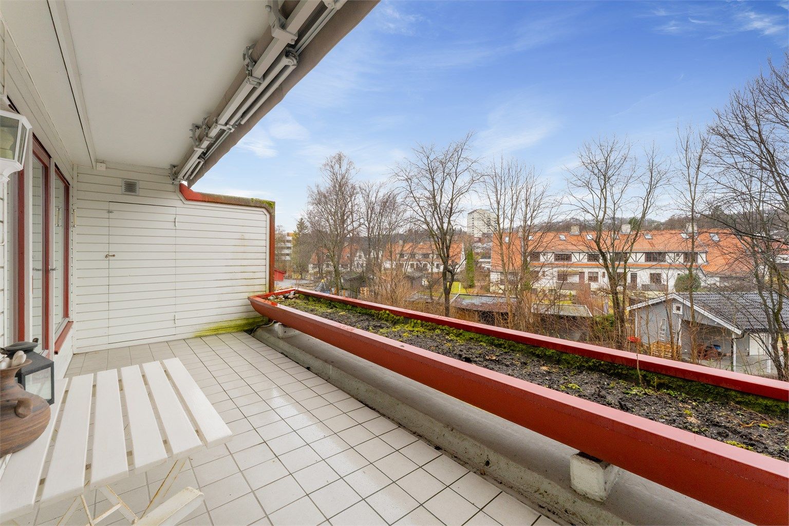 Dette er en stor, lys og gjennomgående leilighet i høy 1. etasje med trappefri adkomst