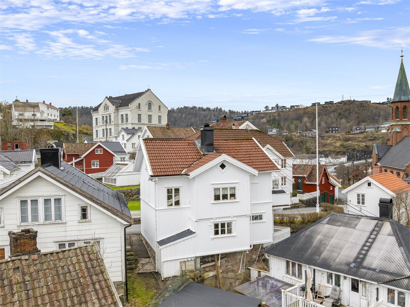 Sørlandsidyll på alle kanter. Bad og kjøkken er i et nyere tilbygg på huset. Huset har nummer 67B i nummerering i matrikkelen.