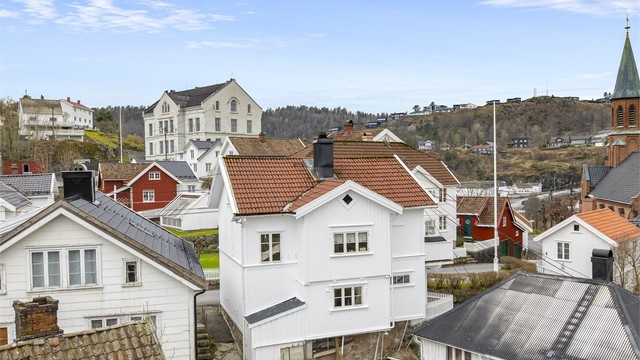 Sørlandsidyll på alle kanter. Bad og kjøkken er i et nyere tilbygg på huset. Huset har nummer 67B i nummerering i matrikkelen.