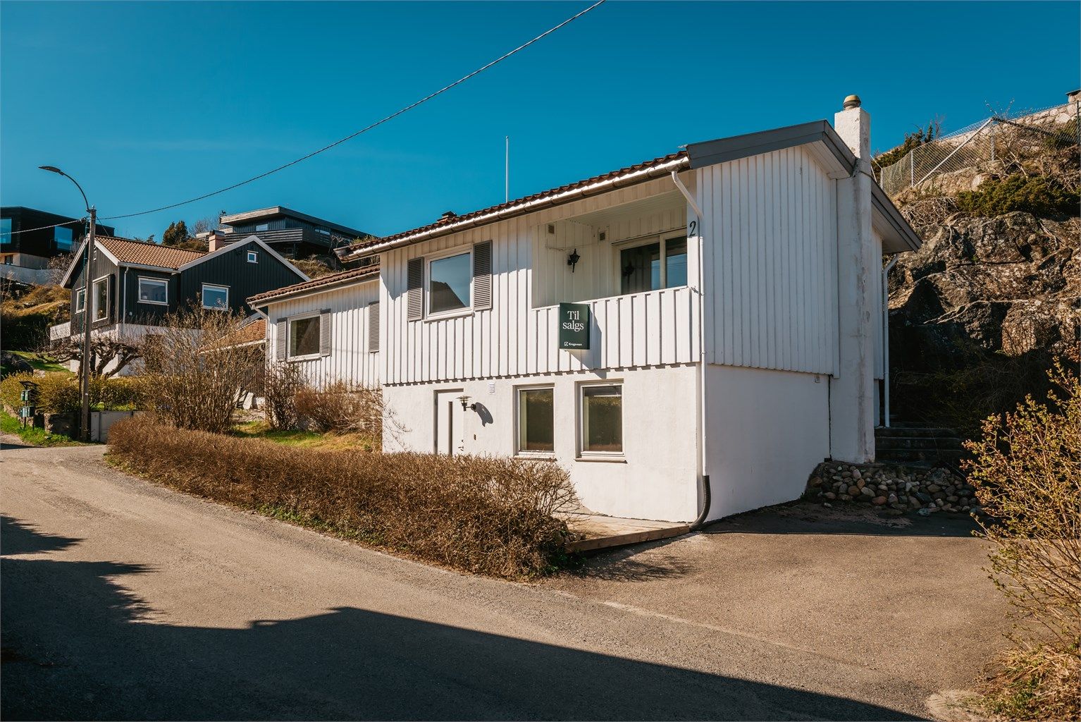 Eneboligen er oppført i 1965, med et tilbygg fra 1979.