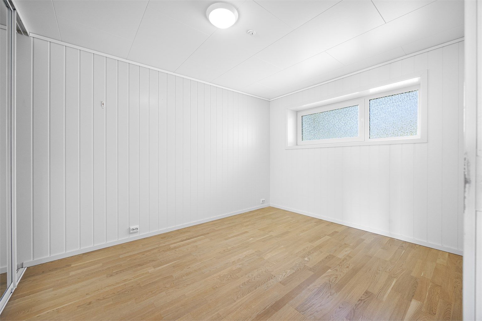 Hovedsoverom med god plass til dobbeltseng og garderobeløsning.