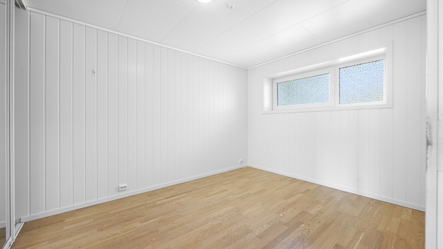 Hovedsoverom med god plass til dobbeltseng og garderobeløsning.