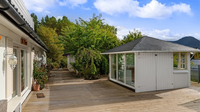 Oppført lysthus på terrassen mot syd