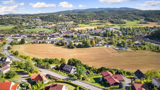Eiendommene har kort avstand til Vestfossen sentrum med et bredt utvalg av servicetilbud, butikker, kafeer og restauranter, samt jernbanestasjon