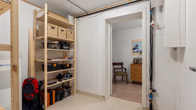 Godt med lagringsplass i stor kjellerbod