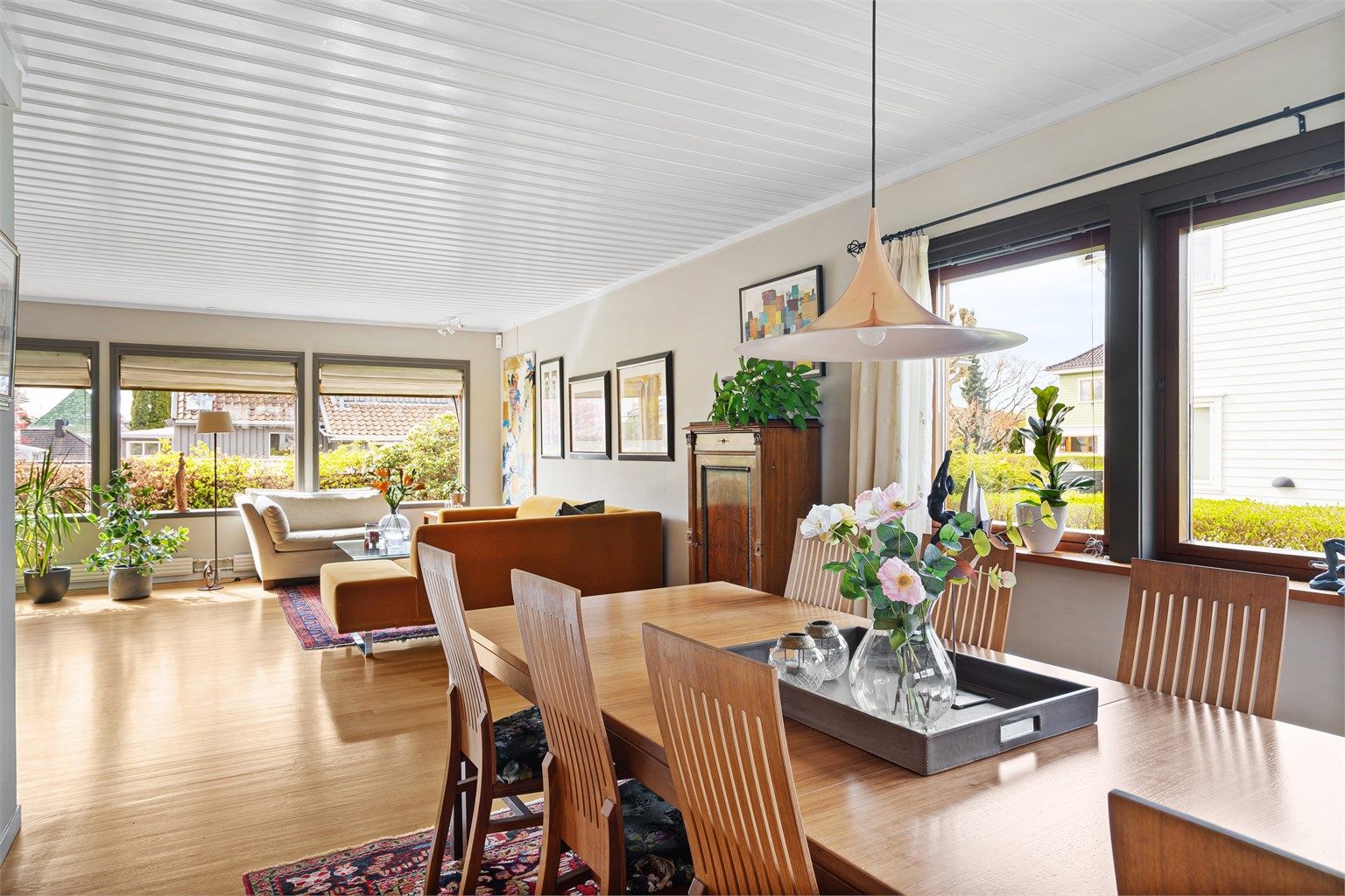 God plass til en stor spisestue, perfekt for koselige middager med familie og venner.