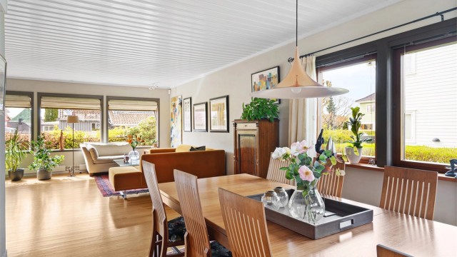 God plass til en stor spisestue, perfekt for koselige middager med familie og venner.