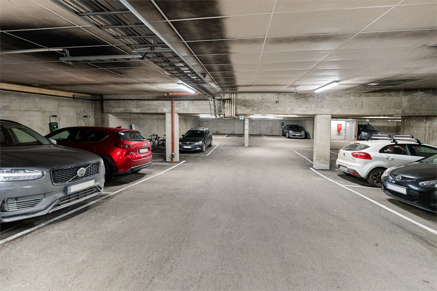 Fra garasjeanlegget er det enkel adkomst med heis direkte opp til leilighetens etasje.