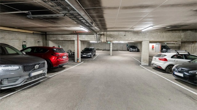 Fra garasjeanlegget er det enkel adkomst med heis direkte opp til leilighetens etasje.
