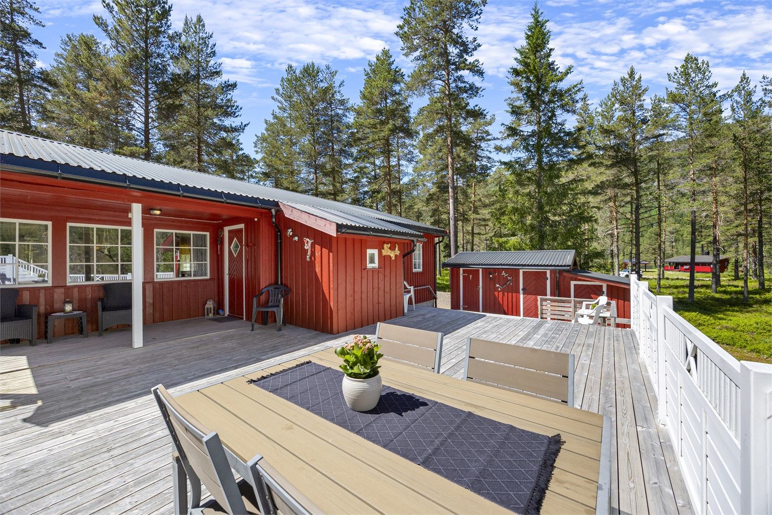 En romslig terrasse på rundt 72 m² omkranser hytta og gir rikelig med plass.