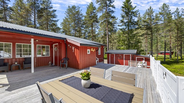 En romslig terrasse på rundt 72 m² omkranser hytta og gir rikelig med plass.