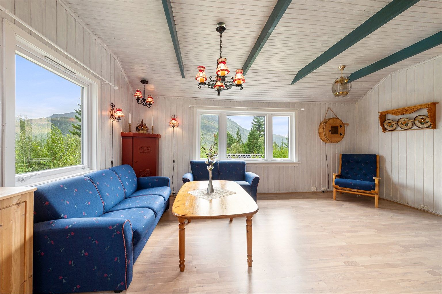 Store vindusflater slipper inn rikelig med dagslys og rammer inn den flotte naturen utenfor