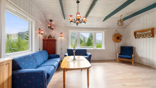 Store vindusflater slipper inn rikelig med dagslys og rammer inn den flotte naturen utenfor