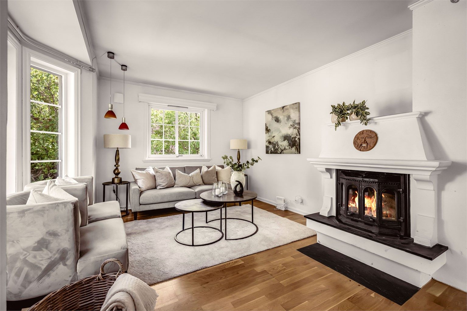 Peisovn med glassdør som gir både varme og hygge på kjølige dager, i tillegg til varmepumpe. 