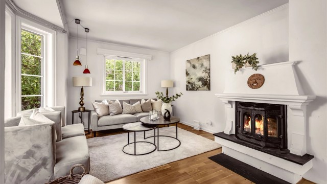 Peisovn med glassdør som gir både varme og hygge på kjølige dager, i tillegg til varmepumpe.