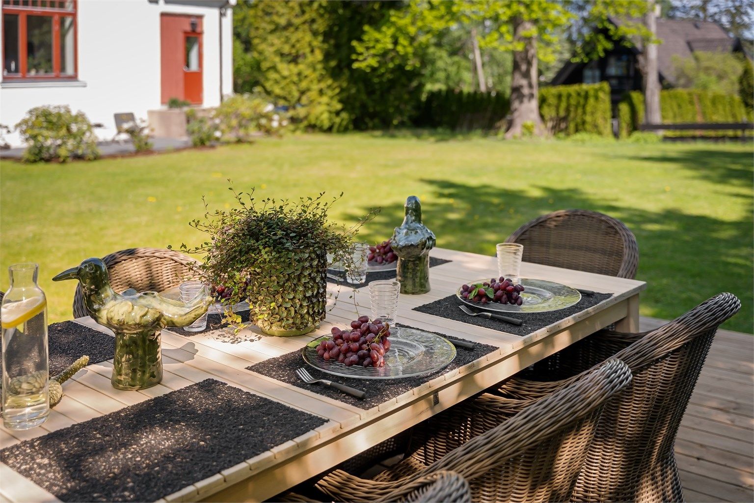 Fellesområdene er pent opparbeidet med plen, beplantning og terrasse på terreng.