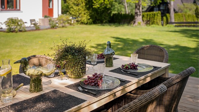 Fellesområdene er pent opparbeidet med plen, beplantning og terrasse på terreng.