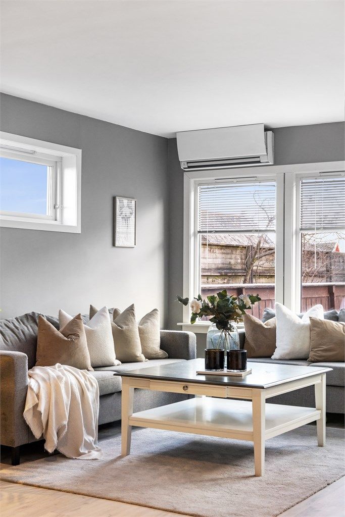 Boligen har en god planløsning, tre soverom og uinnredet kjeller. 