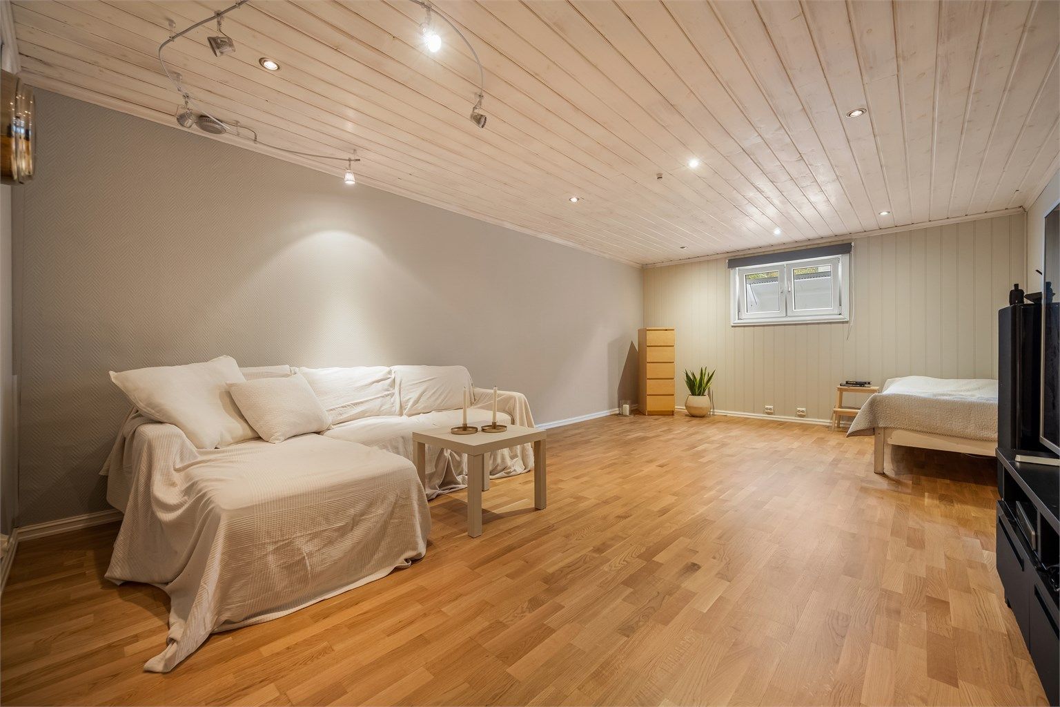 Rom innredet som kjellerstue med gulvvarme og downlights i himling - ikke godkjent til varig opphold.