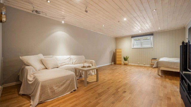 Rom innredet som kjellerstue med gulvvarme og downlights i himling - ikke godkjent til varig opphold.