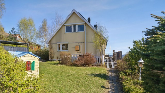 Tomten er pent opparbeidet med gressplener, trær, prydbusker og diverse beplantning. Her er det masse boltreplass for stor og små.
