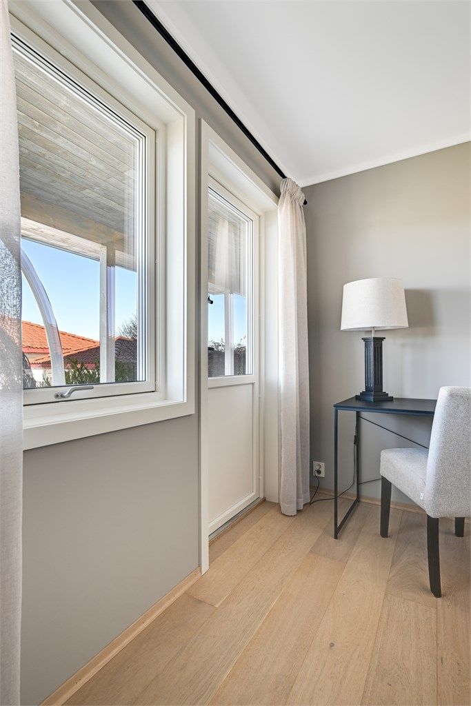 Fra dette soverommet er det utgang til den overbygde markterrassen og hagen.