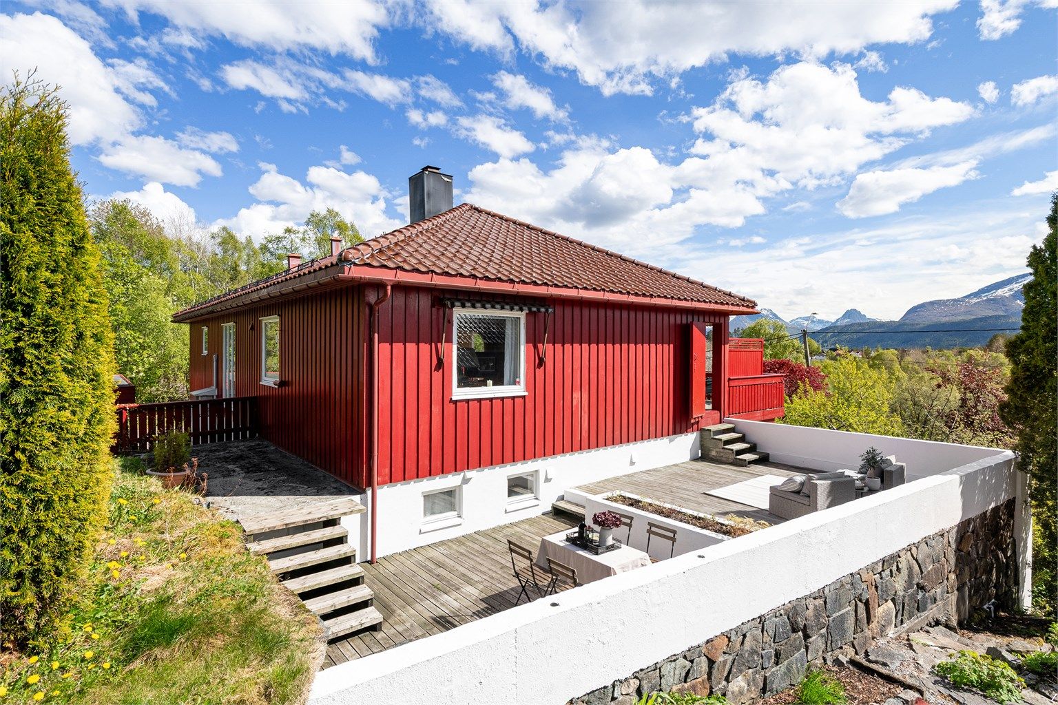Mot vest er det en terrasse på to nivåer med et samlet areal på ca. 40 m².