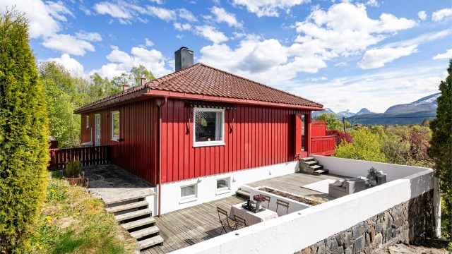 Mot vest er det en terrasse på to nivåer med et samlet areal på ca. 40 m².