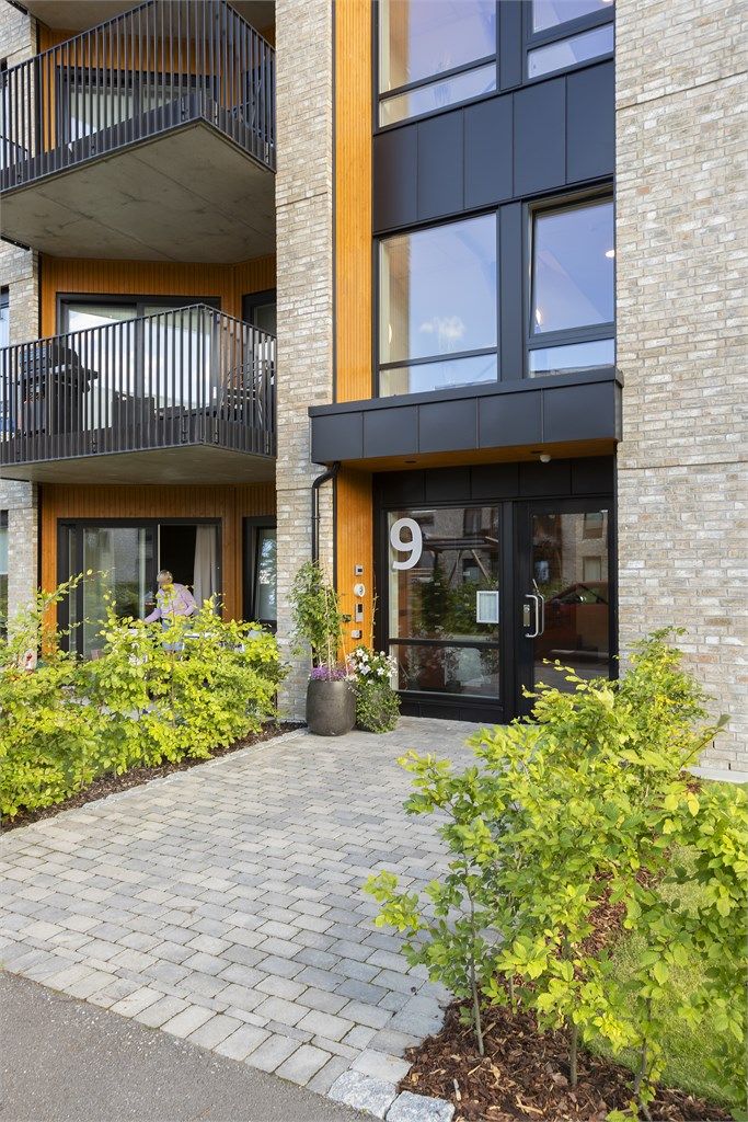 Moderne boligbygg fra 2023 med heis og callinganlegg i felles oppgang.
