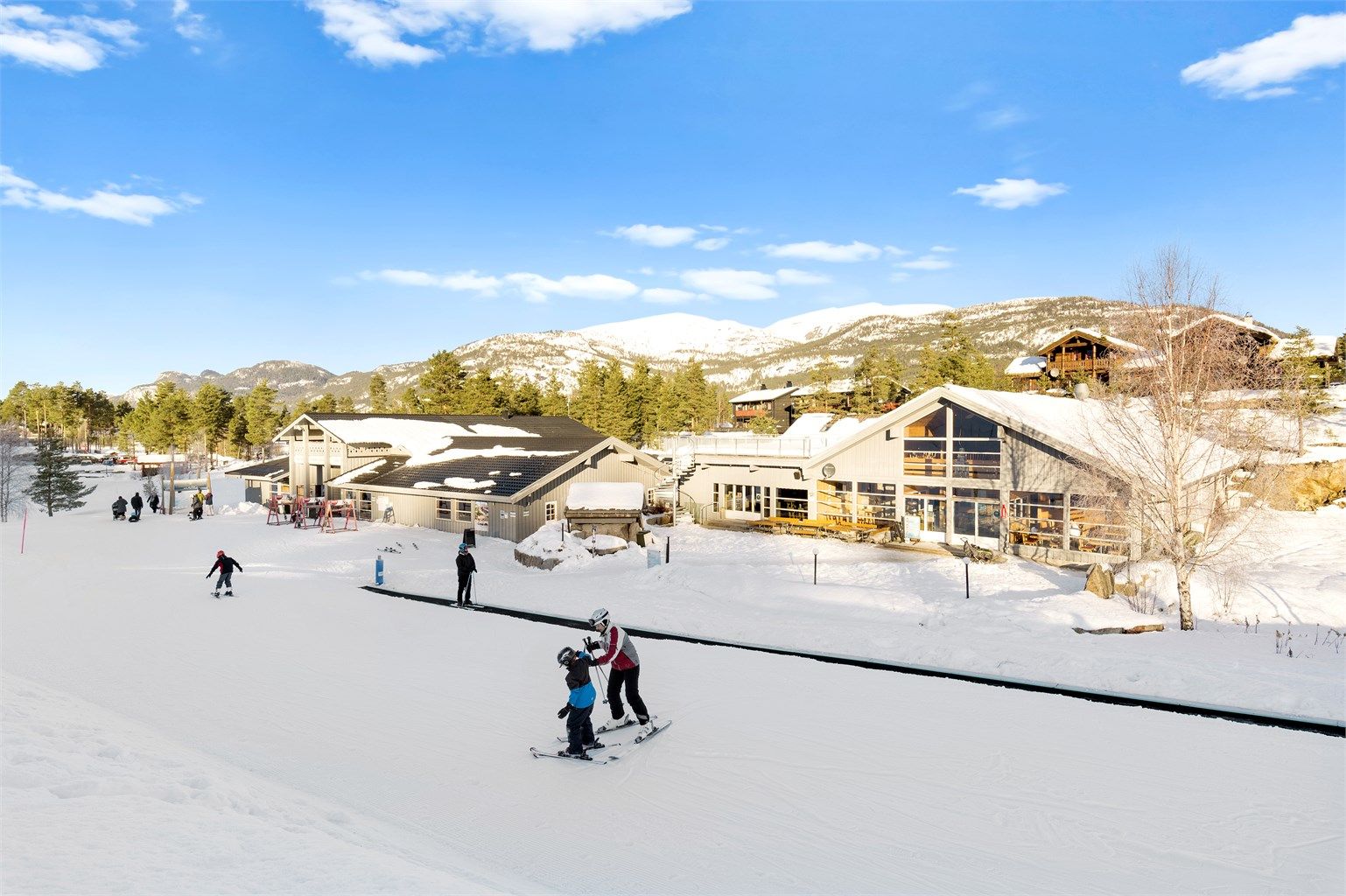 Kafè og pub samt servicebygg ved alpinanlegget