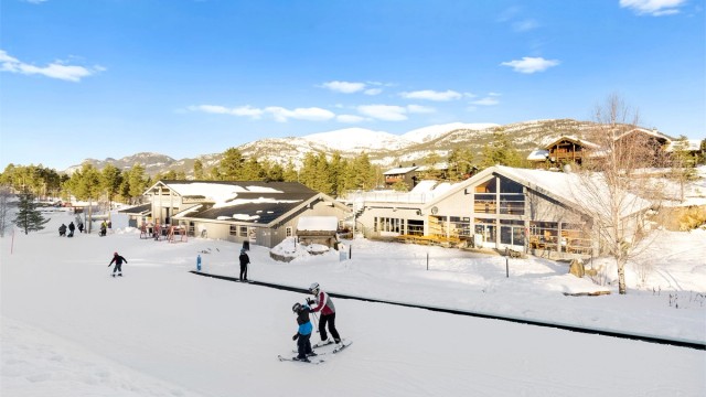 Kafè og pub samt servicebygg ved alpinanlegget