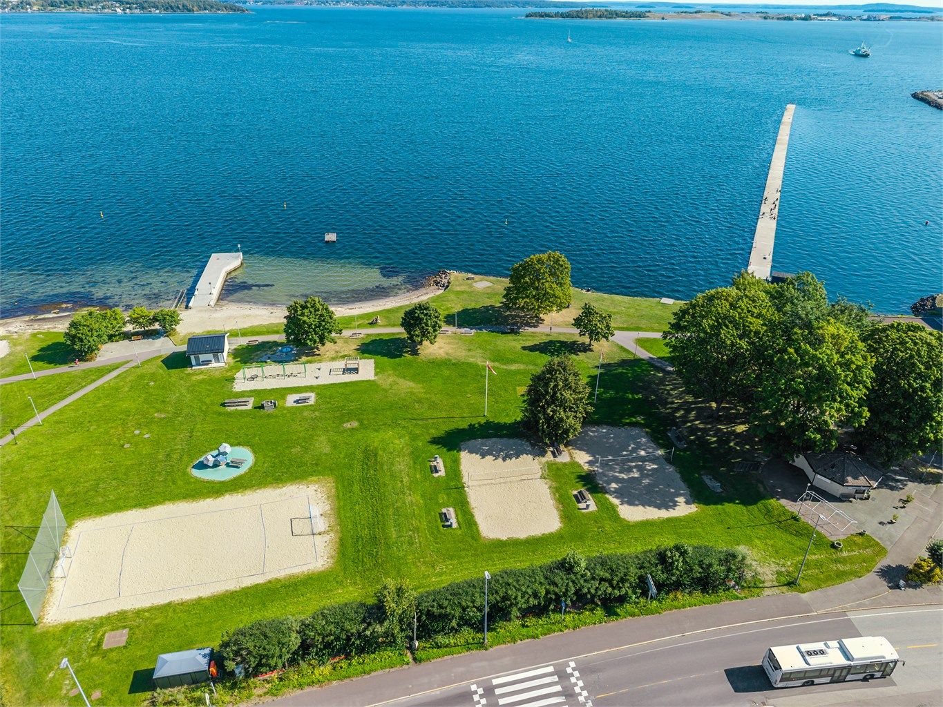 Dulpen badestrand er et populært samlingspunkt med store gressplener, badebrygge og volleyballbane. 
Foto: Tor Harald Johannessen