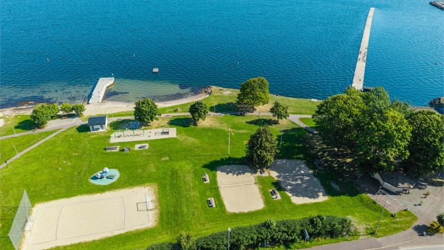 Dulpen badestrand er et populært samlingspunkt med store gressplener, badebrygge og volleyballbane.
Foto: Tor Harald Johannessen