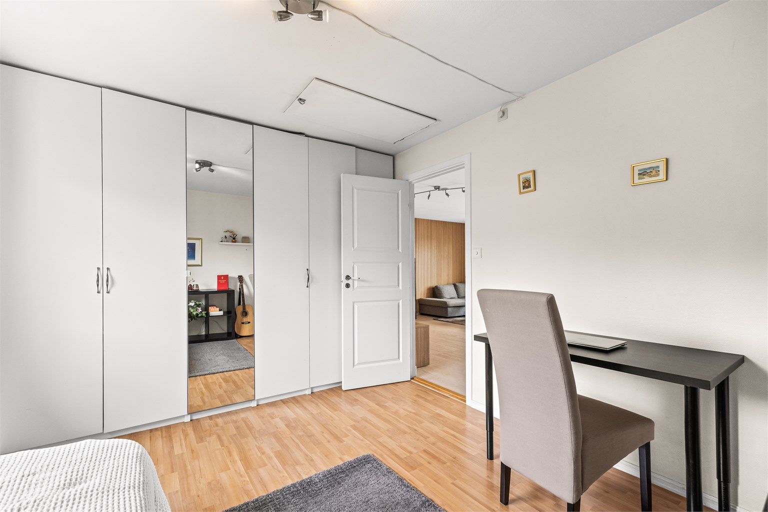 Soverom 4 - plassbygget garderobeskap - adkomst til loft