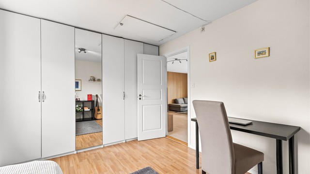 Soverom 4 - plassbygget garderobeskap - adkomst til loft