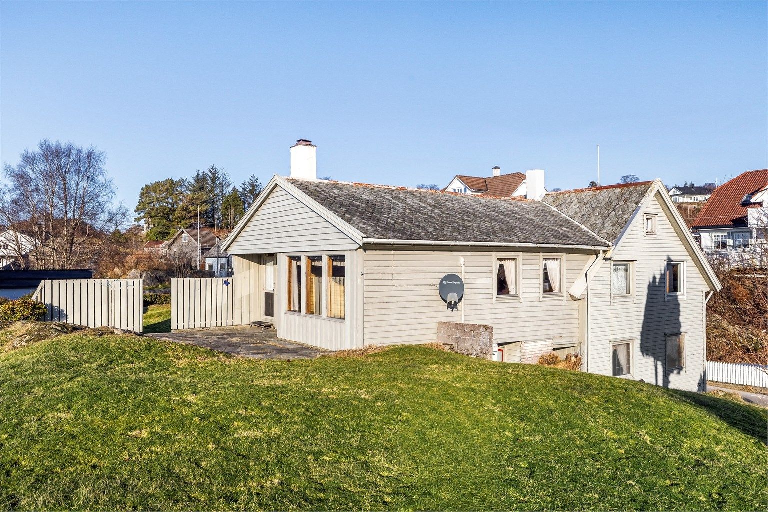 Usjenert uteplass i forkant av boligen. Stort plenareal på tomten.