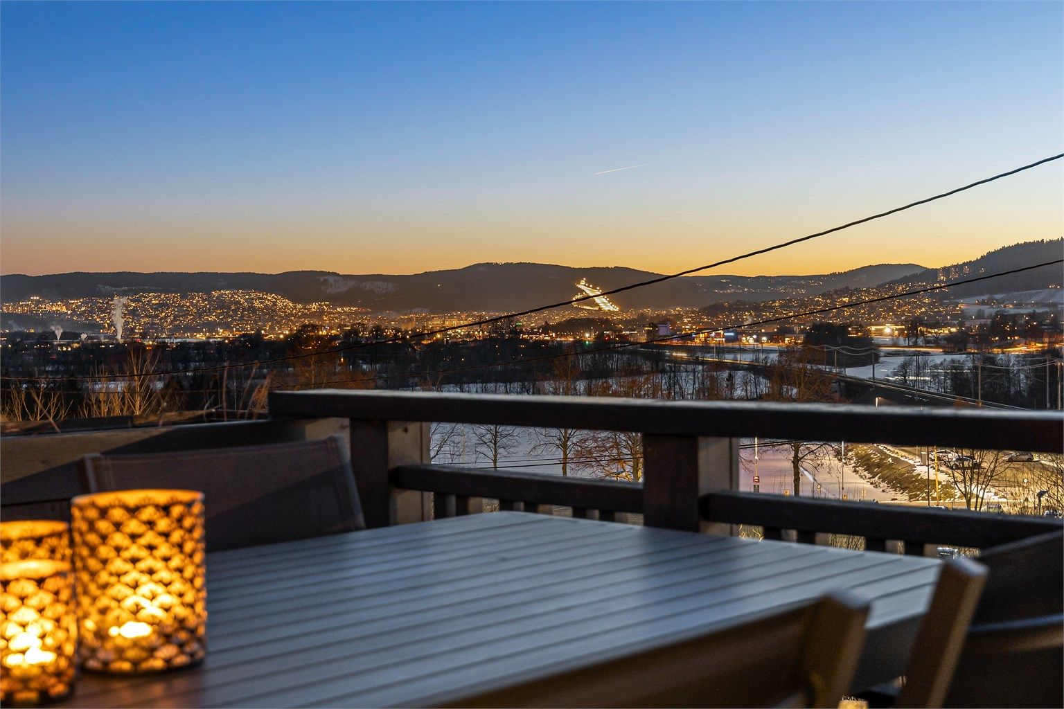 Fra terrassen kan man nyte en vidstrakt utsikt som er spesielt stemningsfull på kveldstid.