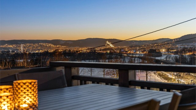 Fra terrassen kan man nyte en vidstrakt utsikt som er spesielt stemningsfull på kveldstid.