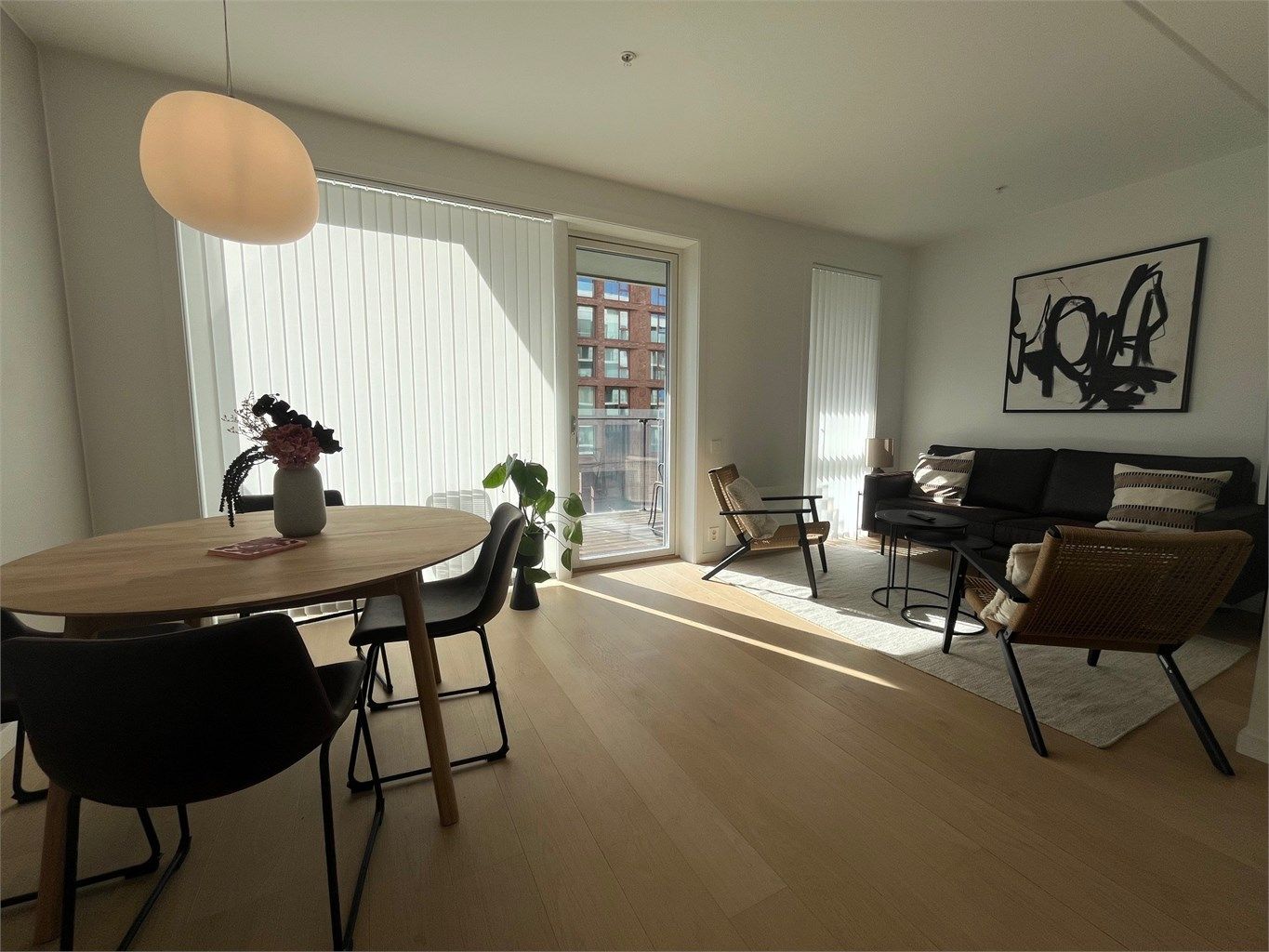 Meget hyggelig stue med både sofa- og spisestue del. Utgang til hyggelig solrik balkong.