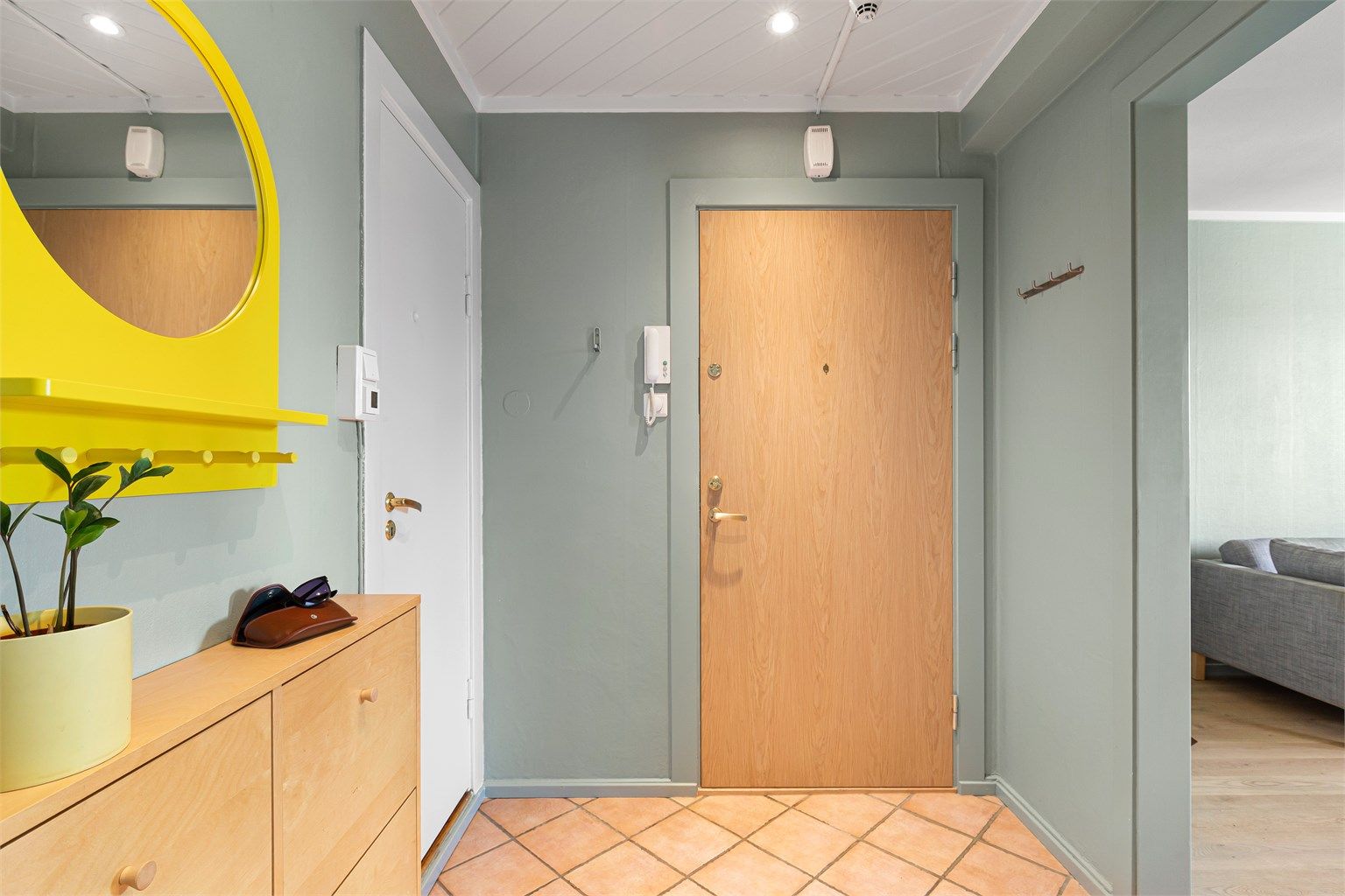 Entréen har vegghengte knagger til å henge fra seg yttertøy og et skoskap med plass til å gjemme bort skoene