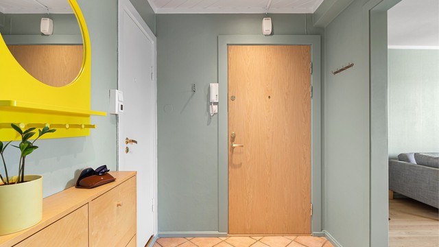 Entréen har vegghengte knagger til å henge fra seg yttertøy og et skoskap med plass til å gjemme bort skoene