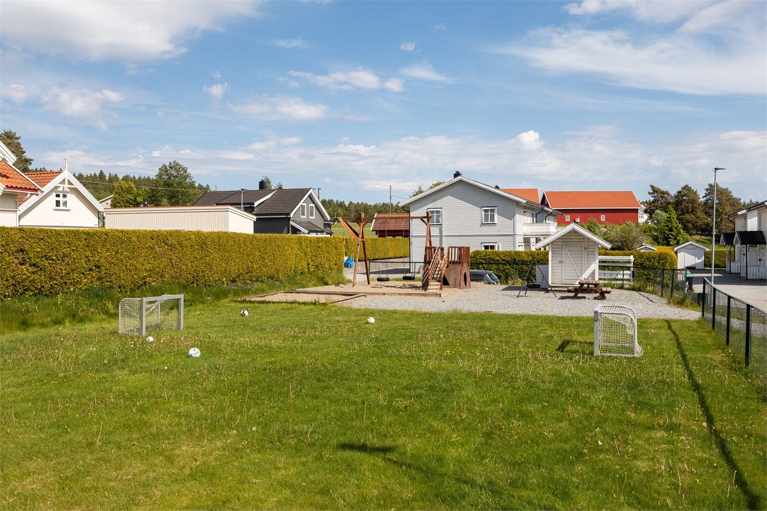 Boligen har andel i felles lekeplass, som ligger i trygge omgivelser i nabolaget.