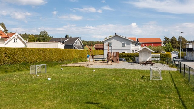 Boligen har andel i felles lekeplass, som ligger i trygge omgivelser i nabolaget.