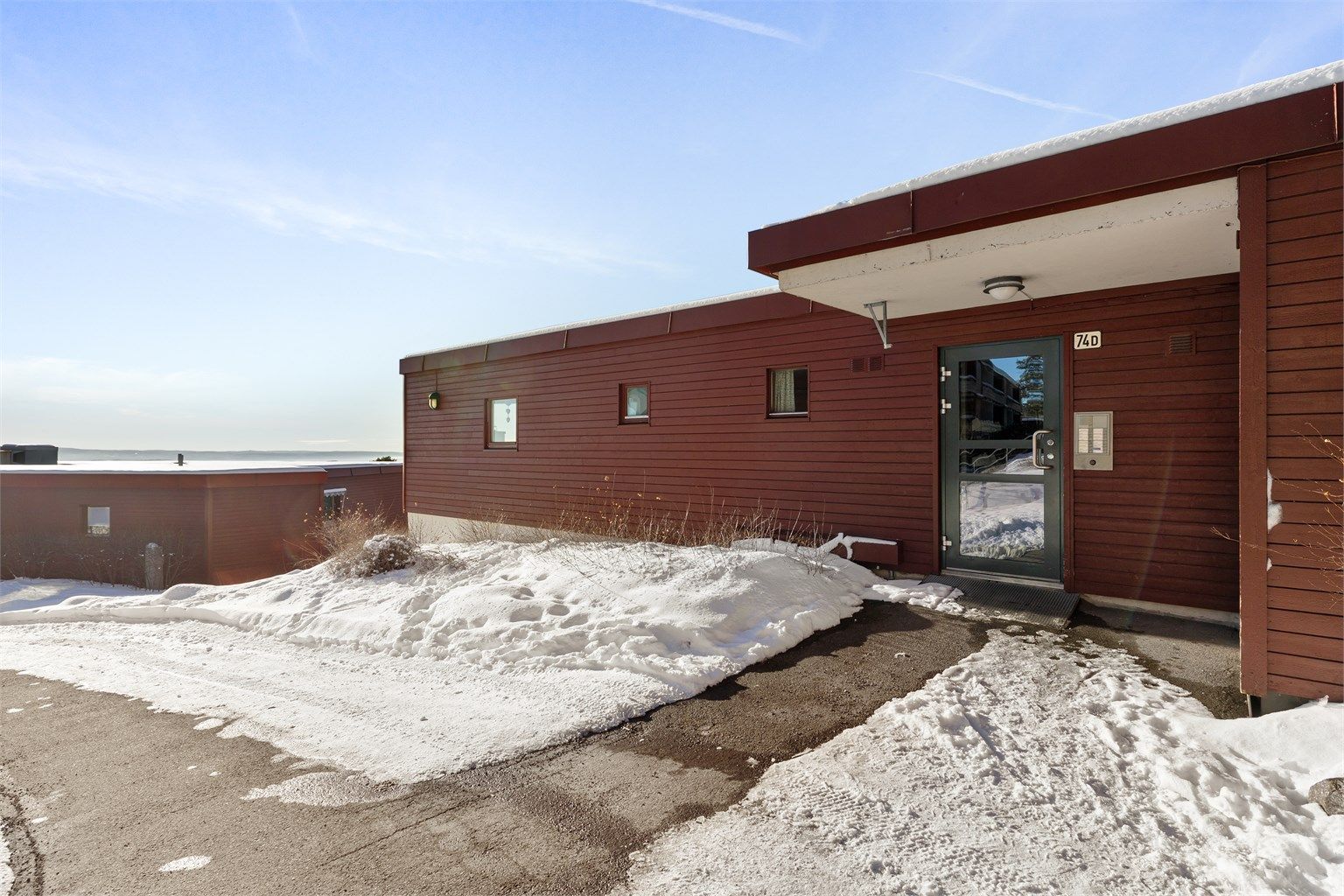 Adkomst til leiligheten skjer via felles trappeoppgang med porttelefon.