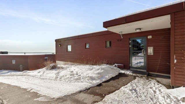 Adkomst til leiligheten skjer via felles trappeoppgang med porttelefon.