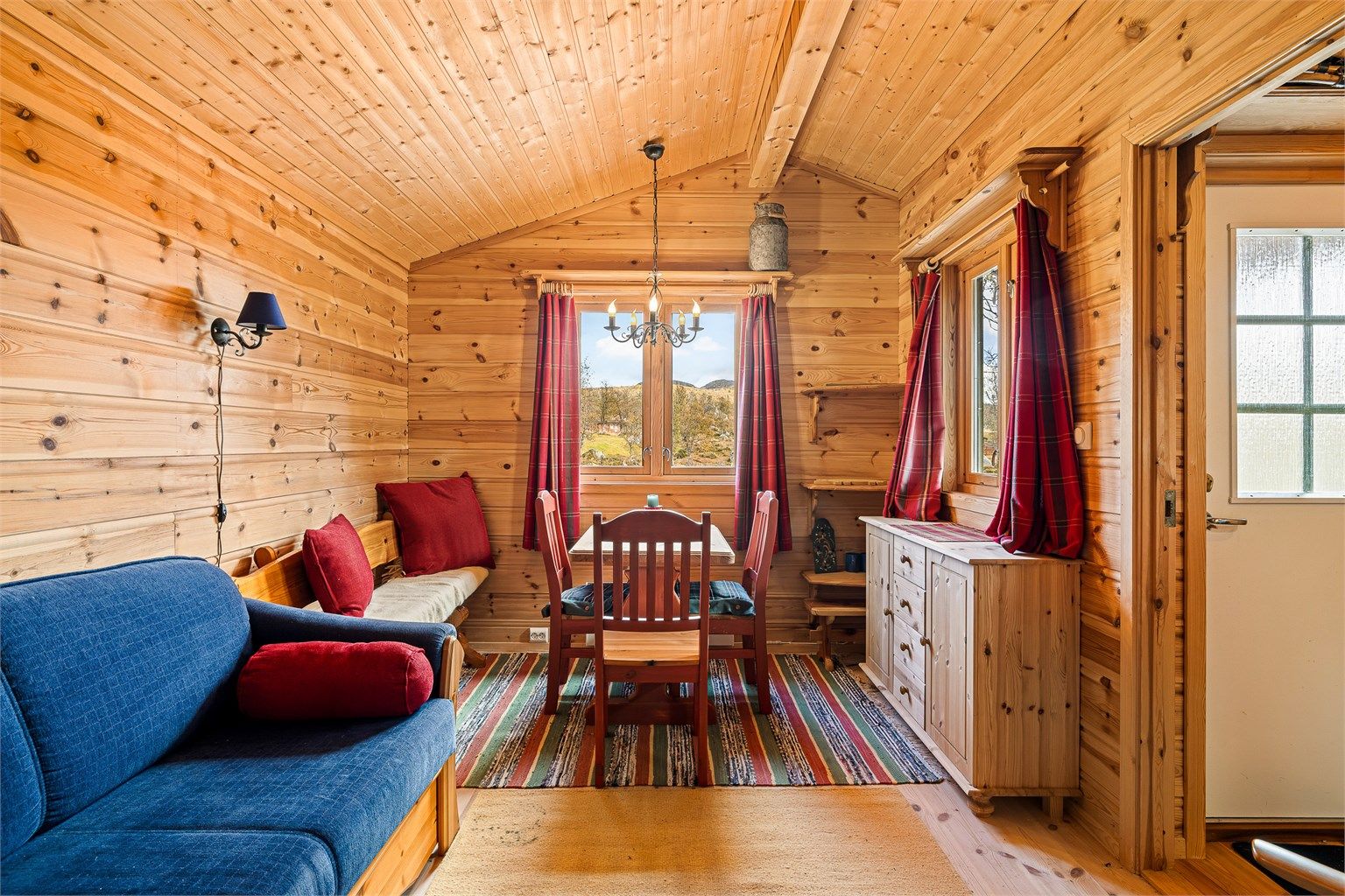 I annekset er det både oppholdsrom og sovealkove.