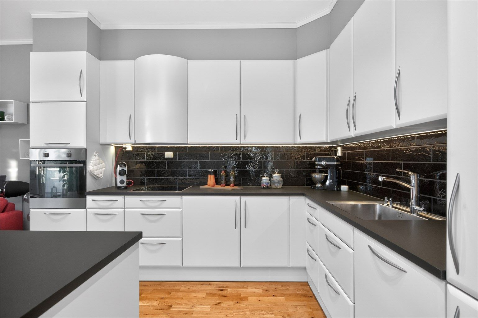 Nydelig kjøkkeninnredning fra JKE med integrert stekeovn, platetopp, oppvaskmaskin og kjøleskap med fryser. 